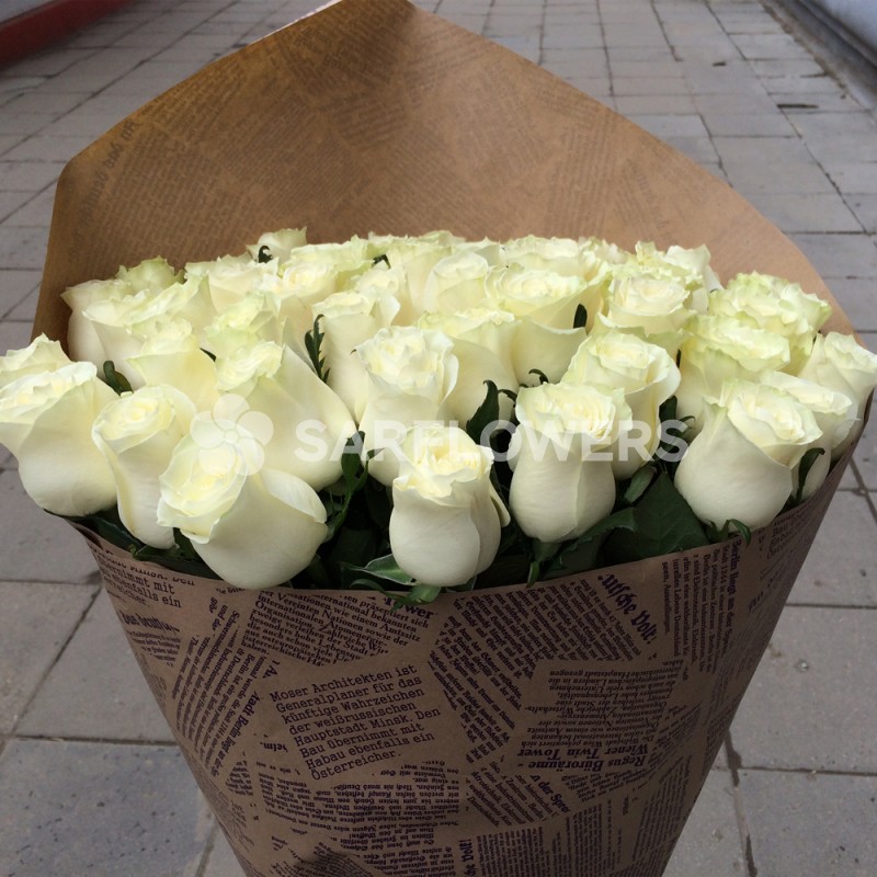 Белые розы в крафте