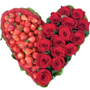 Сердце из роз и клубники